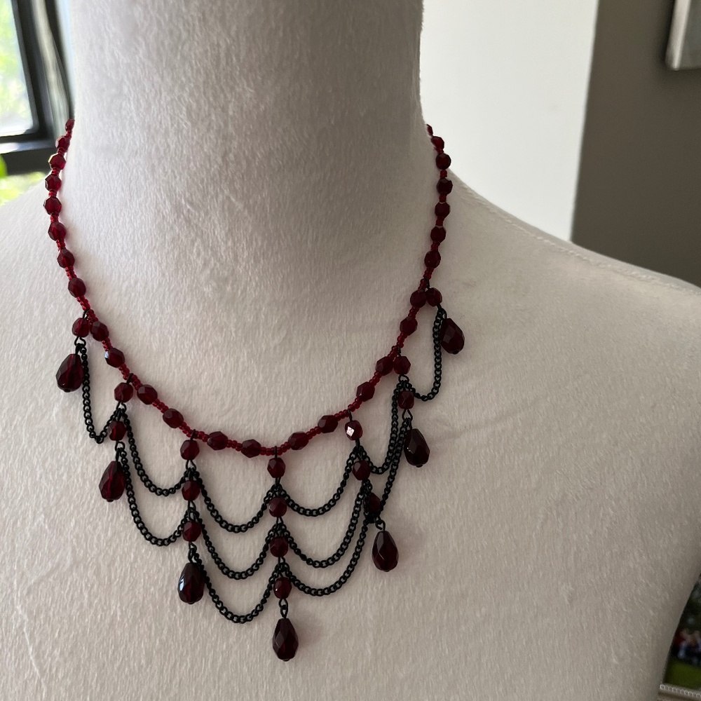 ROMANTIC GARNET-COLORED TEARDROP DRAPE BIB NECKLACE